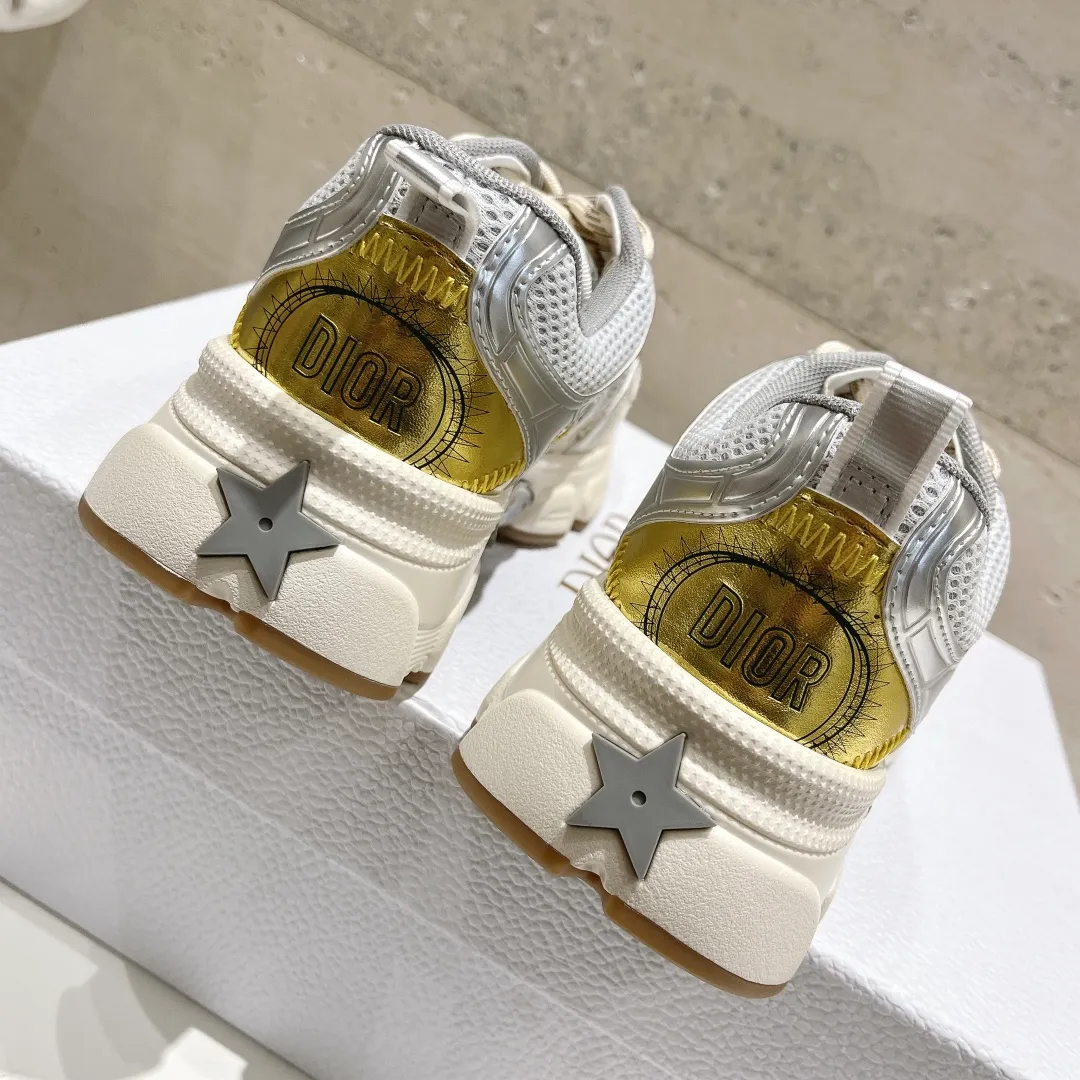 👟👟Ex-factory price 560👟👟 (top version) The latest hot model, the star model 2024 main hot product, the newly released Dior Dior Chrono new casual sports shoes, running shoes and dad shoes are really cool, full of futuristic feeling! Really cool! Once again interpreting Dior's concept of cool fashion, the lucky star will bless you with good luck. The new EVA sole is super light and super soft! A perfect replica of the original! Fully matched material and mold! ! 35-40